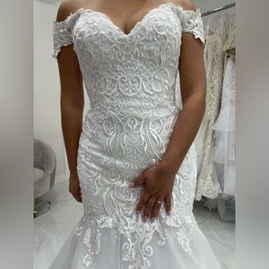 Beautiful Demetrio Wedding dress.